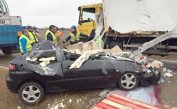 Imagen del vehículo tras retirar el camión por el que fue aplastado.