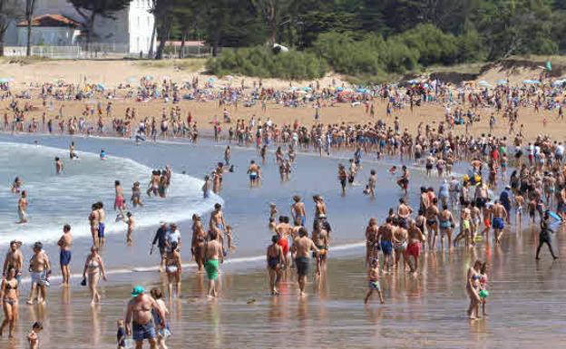 Una playa del Cantábrico, abarrotada de turistas.