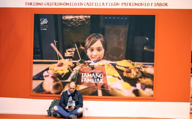 Un hombre descansa durante su visita a Fitur 2018. 