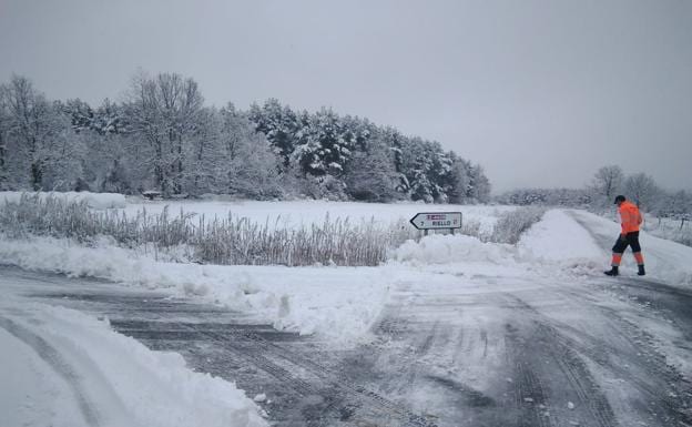 Nieve en el acceso a la localidad de Riello.