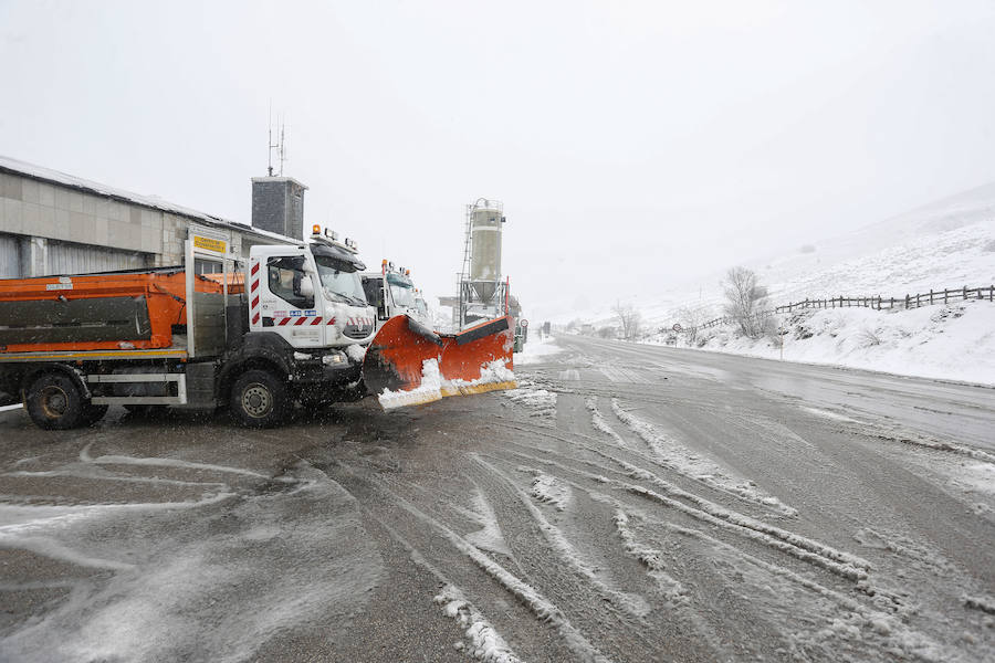 Fotos: Imágenes de nieve en Pajares, Cármenes y Busdongo