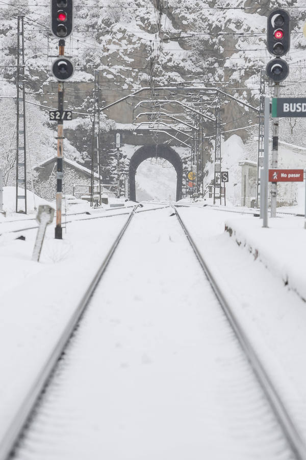 Fotos: Imágenes de nieve en Pajares, Cármenes y Busdongo