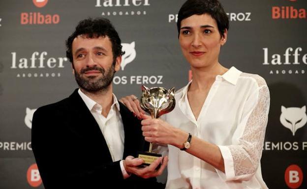 El director Rodrigo Sorogoyen y la guionista Isabel Peña sostienen uno de los cinco Premios Feroz que obtuvo 'El reino'.