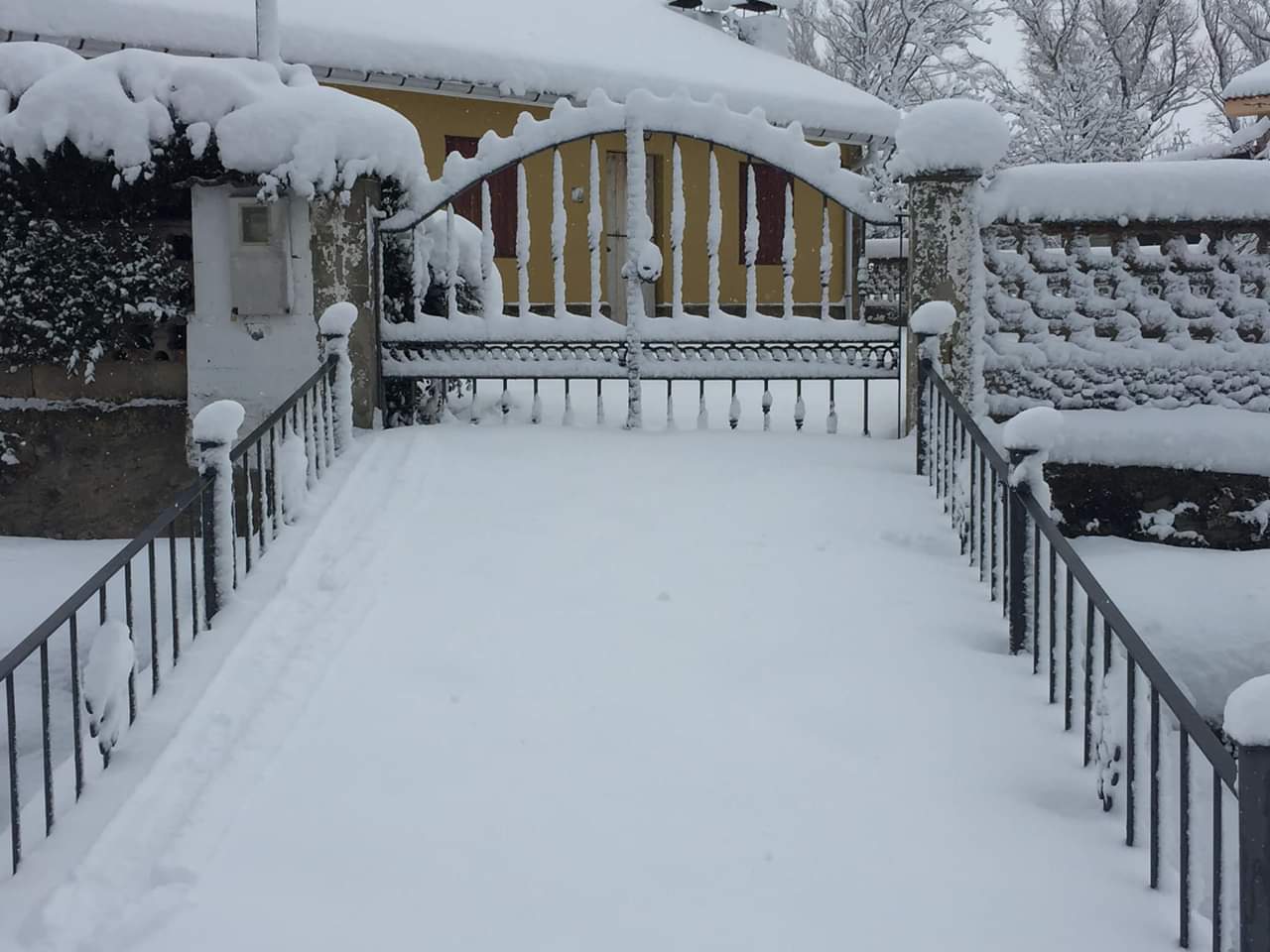 León estará este martes y miércoles en alerta naranja por intensas nevadas, según Aemet | La cota de nieve desciende por debajo de los 700 metros y la previsión de nevadas es del «cien por cien» | En la zona norte los espesores de nieve llegarán a los 30 centímetros