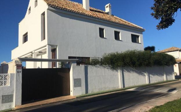 El suceso ocurrió frente a esta casa en la urbanización Las Petunias, San Pedro de Alcántara.