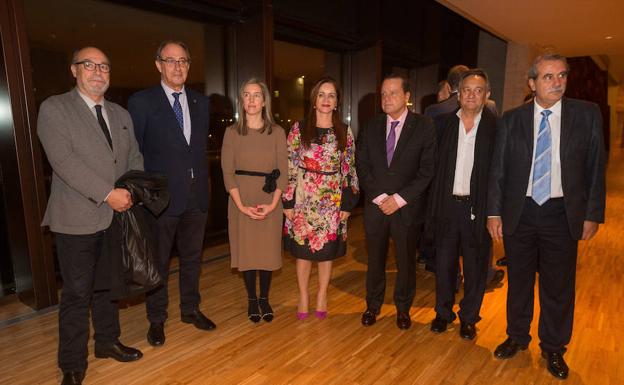 La presidenta de las Cortes de Castilla y León, Silvia Clemente (C), posa para una foto junto a los consejeros del Consultivo y Consejo de Cuentas y el senador por Castilla y León.