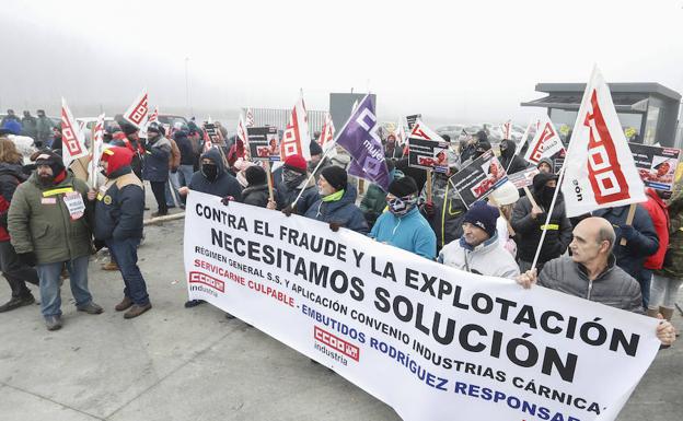 Primera jornada de huelga a las puertas de la factoría de Embutidos Rodríguez. 