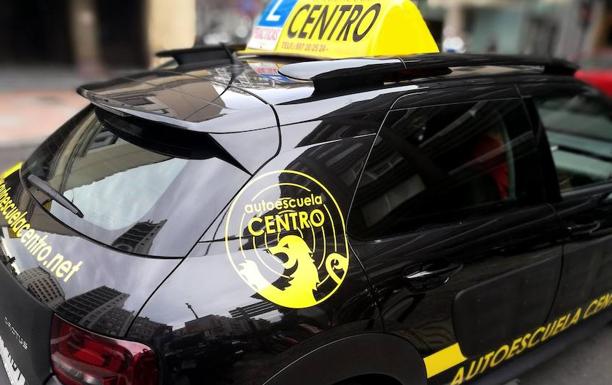 Vehículo de la flota de la Autoescuela Centro de León. 