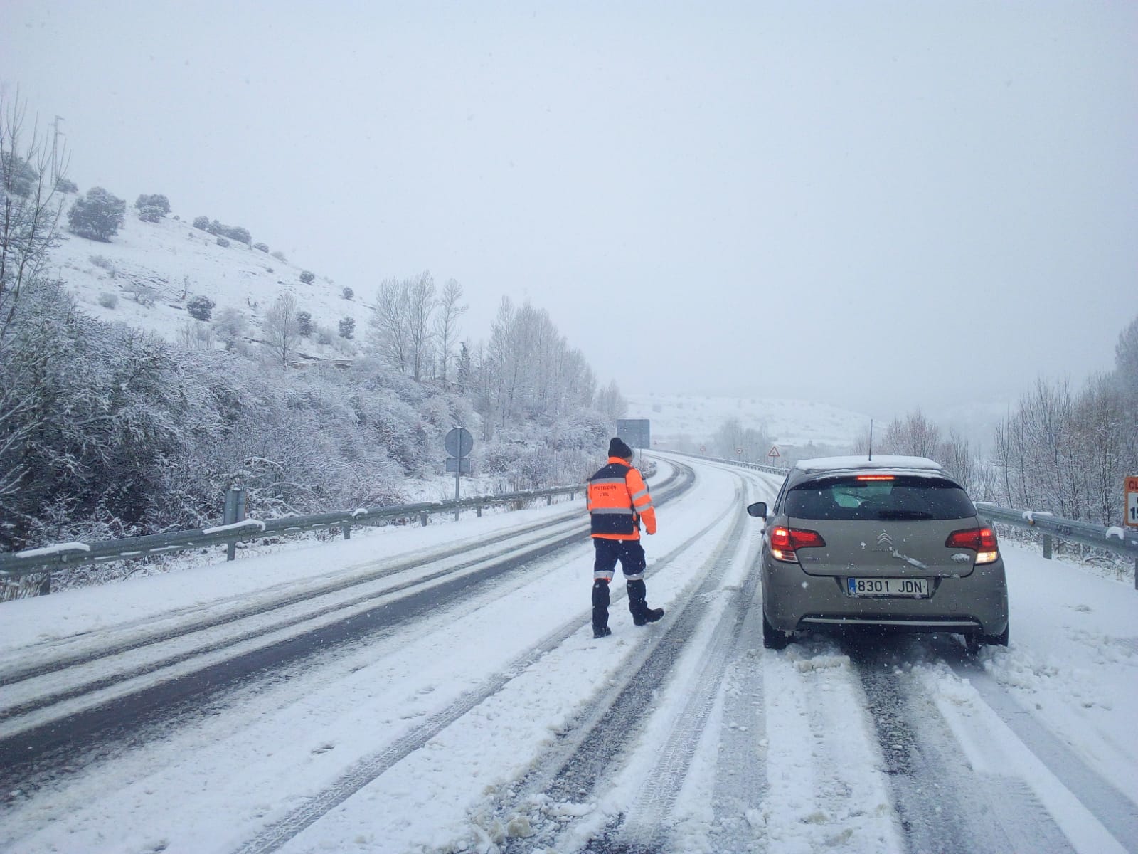 La nieve no da tregua en las montañas leonesas y algunos pueblos ya registran más de 50 centímetros de espesor como es el caso de la comarca de Valderrueda, donde vecinos y voluntarios trabajan duramente para poder las tareas con normalidad 