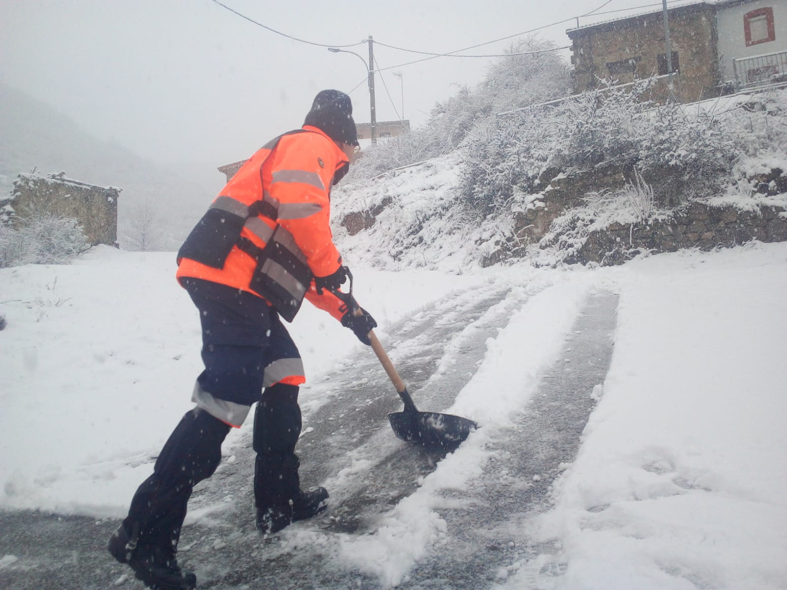 La nieve no da tregua en las montañas leonesas y algunos pueblos ya registran más de 50 centímetros de espesor como es el caso de la comarca de Valderrueda, donde vecinos y voluntarios trabajan duramente para poder las tareas con normalidad 