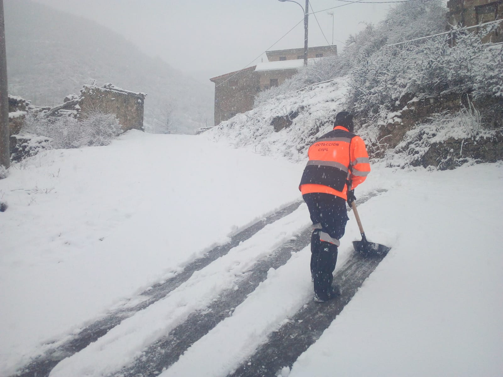 La nieve no da tregua en las montañas leonesas y algunos pueblos ya registran más de 50 centímetros de espesor como es el caso de la comarca de Valderrueda, donde vecinos y voluntarios trabajan duramente para poder las tareas con normalidad 