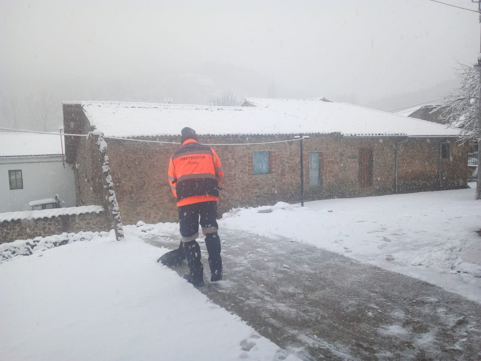 La nieve no da tregua en las montañas leonesas y algunos pueblos ya registran más de 50 centímetros de espesor como es el caso de la comarca de Valderrueda, donde vecinos y voluntarios trabajan duramente para poder las tareas con normalidad 