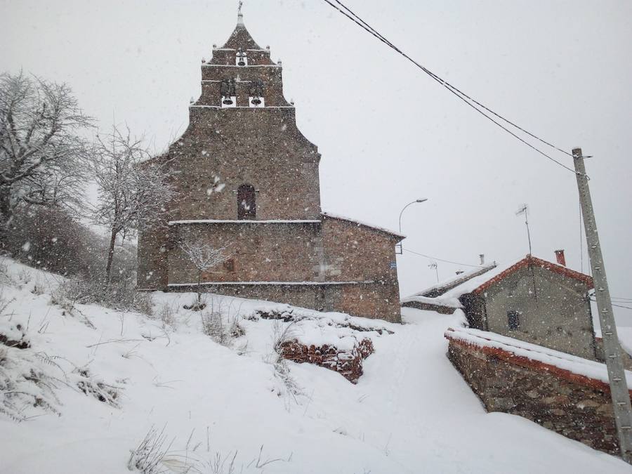 La nieve no da tregua en las montañas leonesas y algunos pueblos ya registran más de 50 centímetros de espesor como es el caso de la comarca de Valderrueda, donde vecinos y voluntarios trabajan duramente para poder las tareas con normalidad 