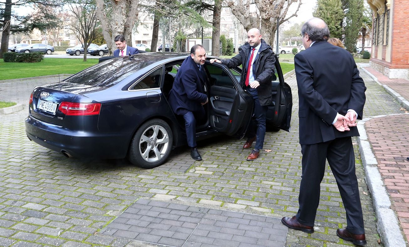 El presidente de la Junta de Castilla y León, Juan Vicente Herrera, se reúne con el ministro de Fomento, José Luis Ábalos