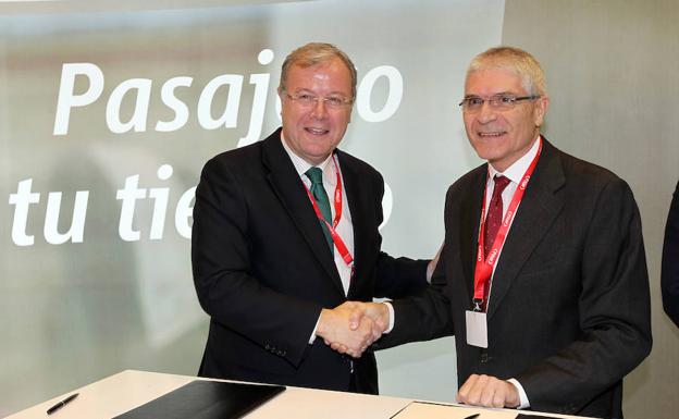 Los ayuntamientos de Palencia y León firman sus convenios de cooperación con Renfe. En la imagen. el presidente de Renfe Juan Alfaro y el alcalde de León , Antonio Silvan.