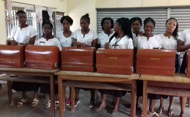 El proyecto del Colegio La Asunción y Asprona consigue máquinas de coser para una escuela en Costa de Marfil