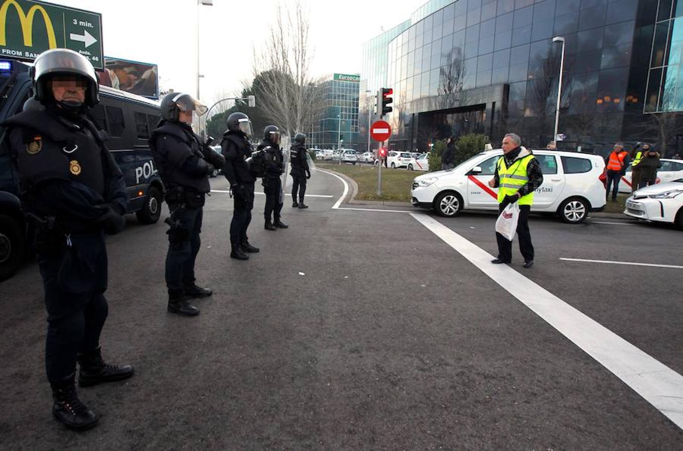 Madrid afronta este miércoles la tercera jornada de la huelga indefinida convocada por los taxistas de la región. La mayor concentración tiene lugar en las inmediaciones del recinto ferial de Ifema, donde se inaugura Fitur, la feria más importante de la capital a la que se prevé que asistan más de 250.000 visitantes.