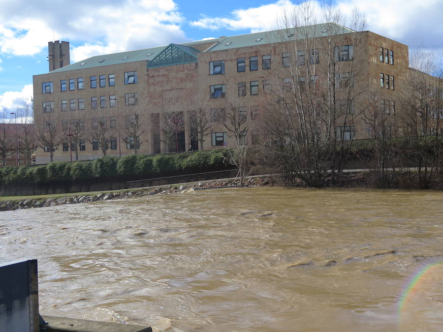 La credida del río Bernesga a su paso por la capital ha obligado al cierre de las pasarelas