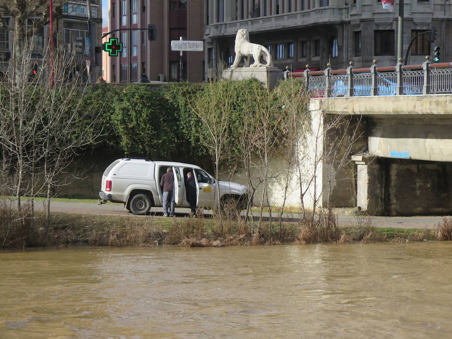 La credida del río Bernesga a su paso por la capital ha obligado al cierre de las pasarelas