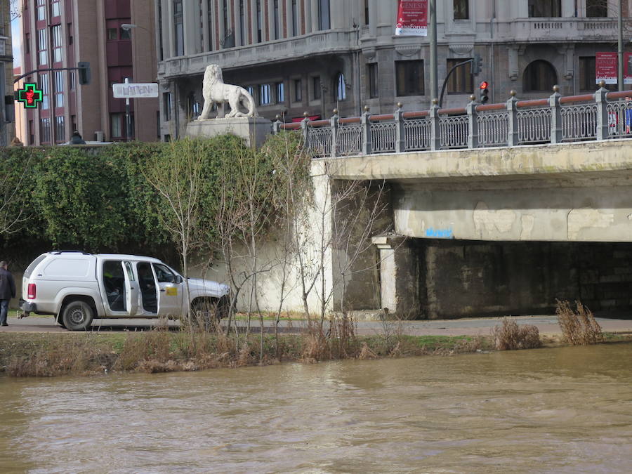 La credida del río Bernesga a su paso por la capital ha obligado al cierre de las pasarelas