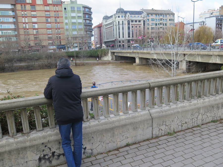 La credida del río Bernesga a su paso por la capital ha obligado al cierre de las pasarelas