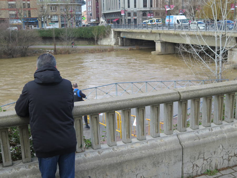 La credida del río Bernesga a su paso por la capital ha obligado al cierre de las pasarelas