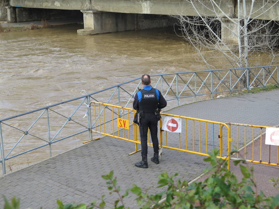 La credida del río Bernesga a su paso por la capital ha obligado al cierre de las pasarelas