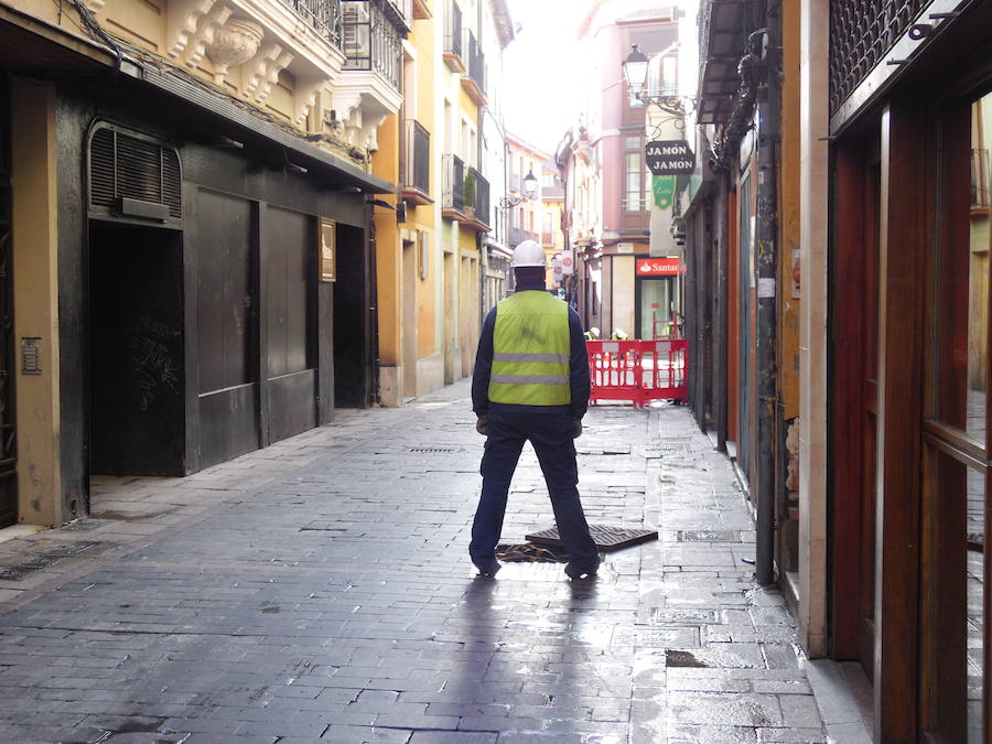 Técnicos de la compañia Iberdrola han procedido este jueves a la revisión de la instalación eléctrica de la calle Cardiles del casco histórico de la capita después de que un perro resultara electocutado