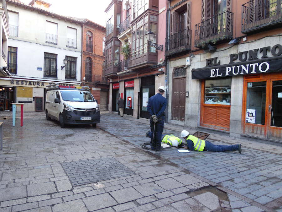 Técnicos de la compañia Iberdrola han procedido este jueves a la revisión de la instalación eléctrica de la calle Cardiles del casco histórico de la capita después de que un perro resultara electocutado