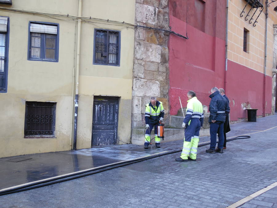 Fotos: Vuelve el tratamiento antideslizante a León