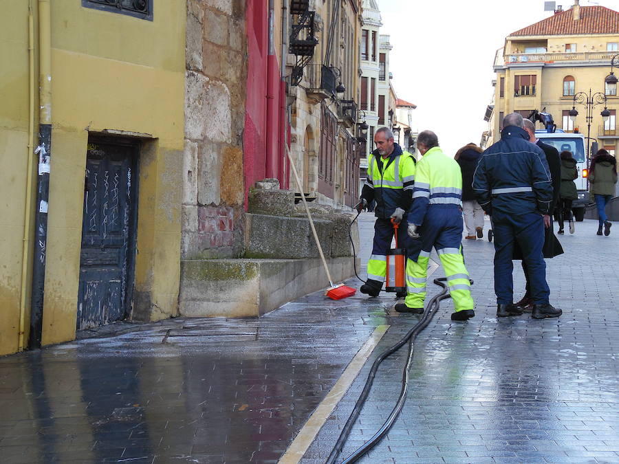 Fotos: Vuelve el tratamiento antideslizante a León