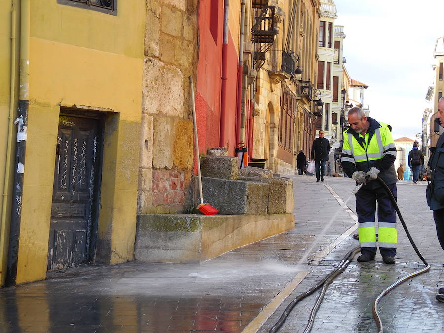 Fotos: Vuelve el tratamiento antideslizante a León