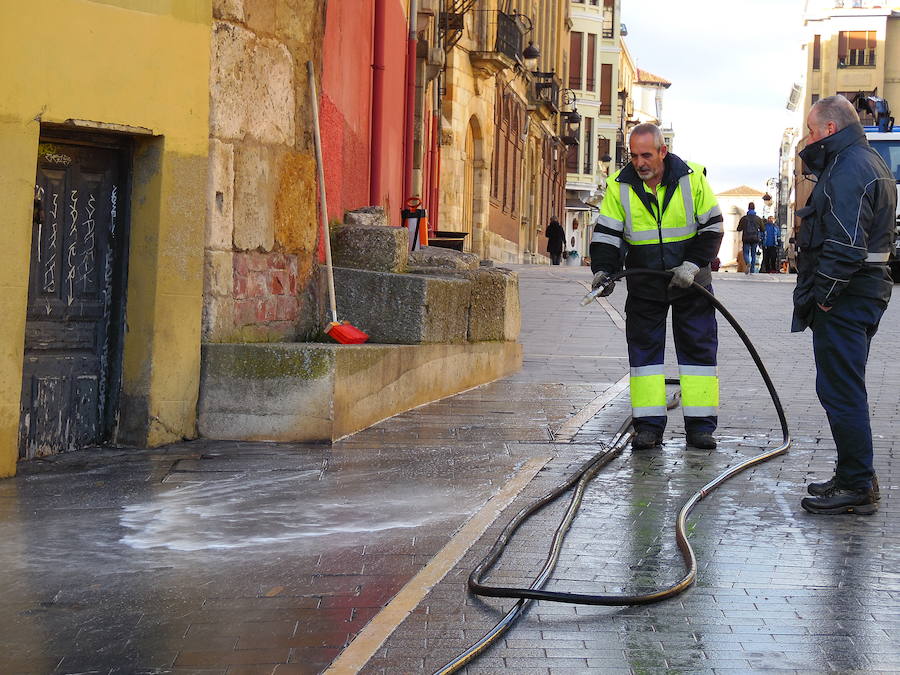 Fotos: Vuelve el tratamiento antideslizante a León