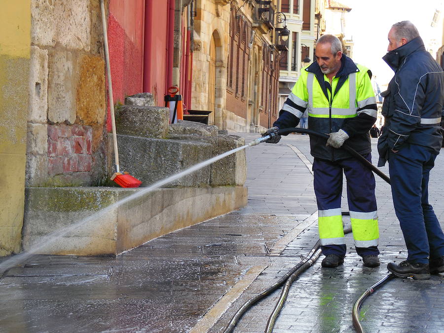 Fotos: Vuelve el tratamiento antideslizante a León