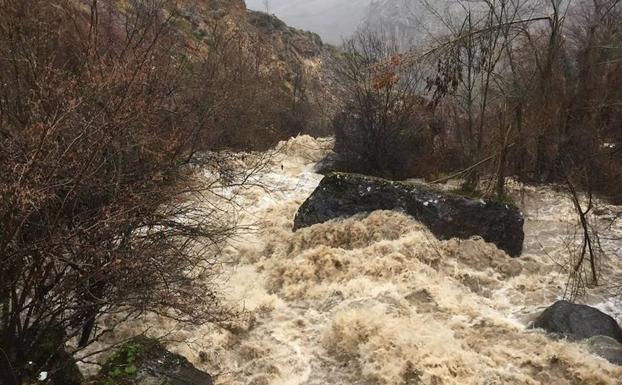 Crecida del río Cares y desprendimiento en Caín.