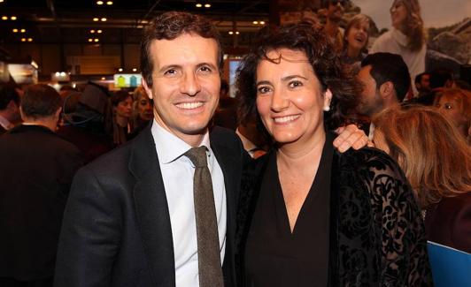 La consejera de Cultura y Turismo, María Josefa García Cirac junto al presidente del PP, Pablo Casado, en la visita al stand de Castilla y León.