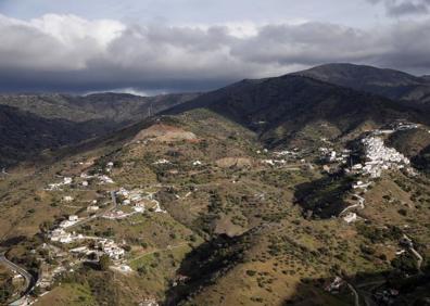 Imagen secundaria 1 - Detonan la primera microvoladura ante la dureza de la roca para llegar hasta Julen