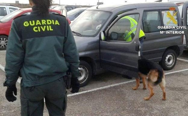 Registro de la Guardia Civil de un vehículo.