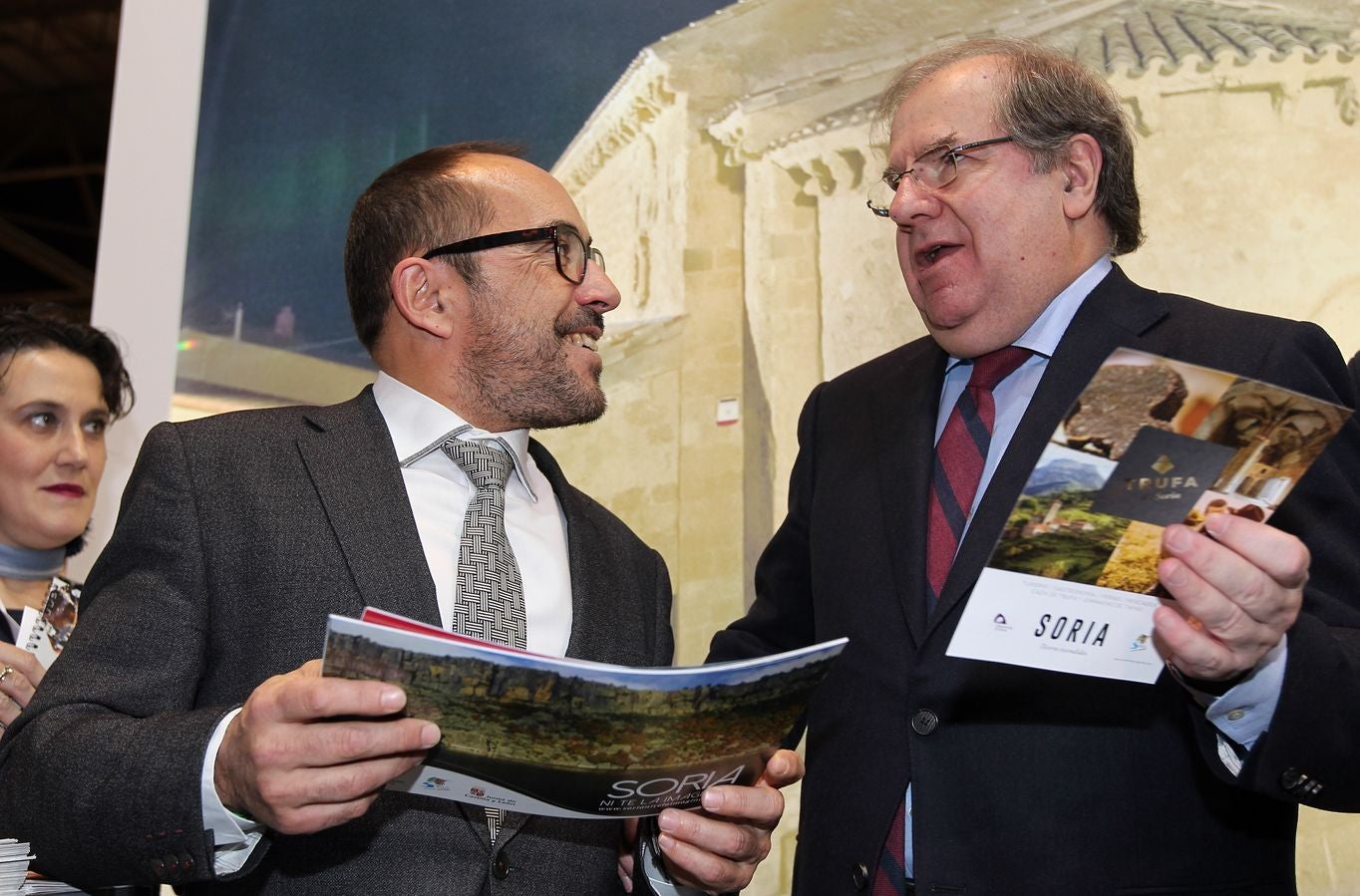 El presidente de la Junta de Castilla y León, Juan Vicente Herrera, Visita el stand de la Junta en Fitur.