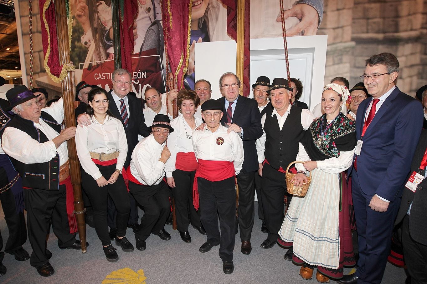 El presidente de la Junta de Castilla y León, Juan Vicente Herrera, Visita el stand de la Junta en Fitur.