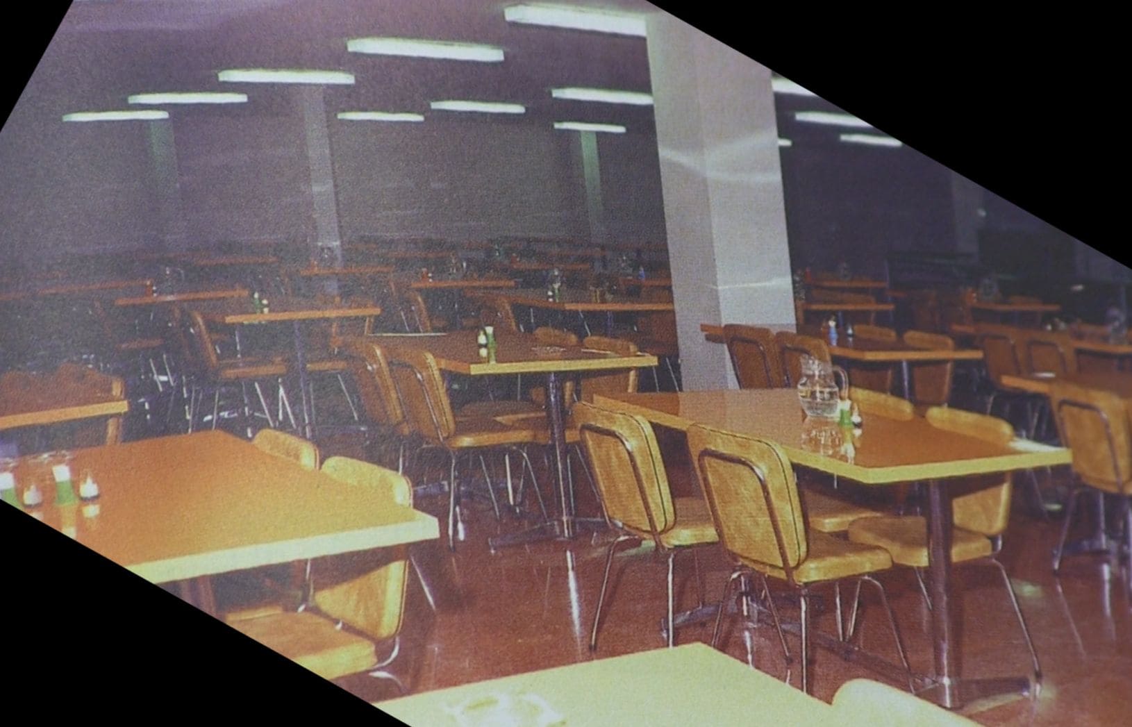 Así era la cafetería del Hospital. Una intensa remodelación ha dejado atrás el aspecto más 'ochentero'. de esta zona.