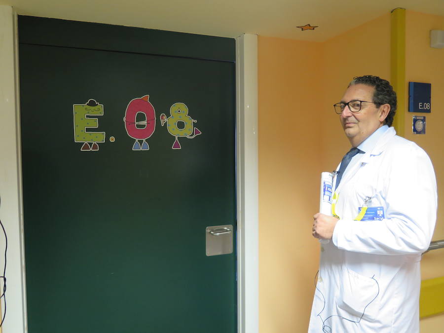 Juan Luis Burón junto a la puerta de una habitación de Pediatría. 
