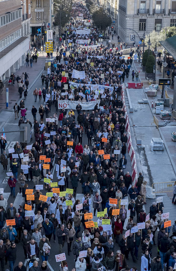 Fotos: Manifestación en Valladolid en defensa de la sanidad pública de Castilla y León