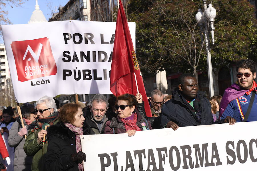 Fotos: Manifestación en Valladolid en defensa de la sanidad pública de Castilla y León