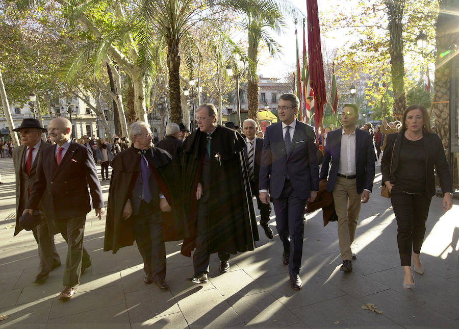 Fotos: Tradicional desfile de Pendones por las calles de Sevilla