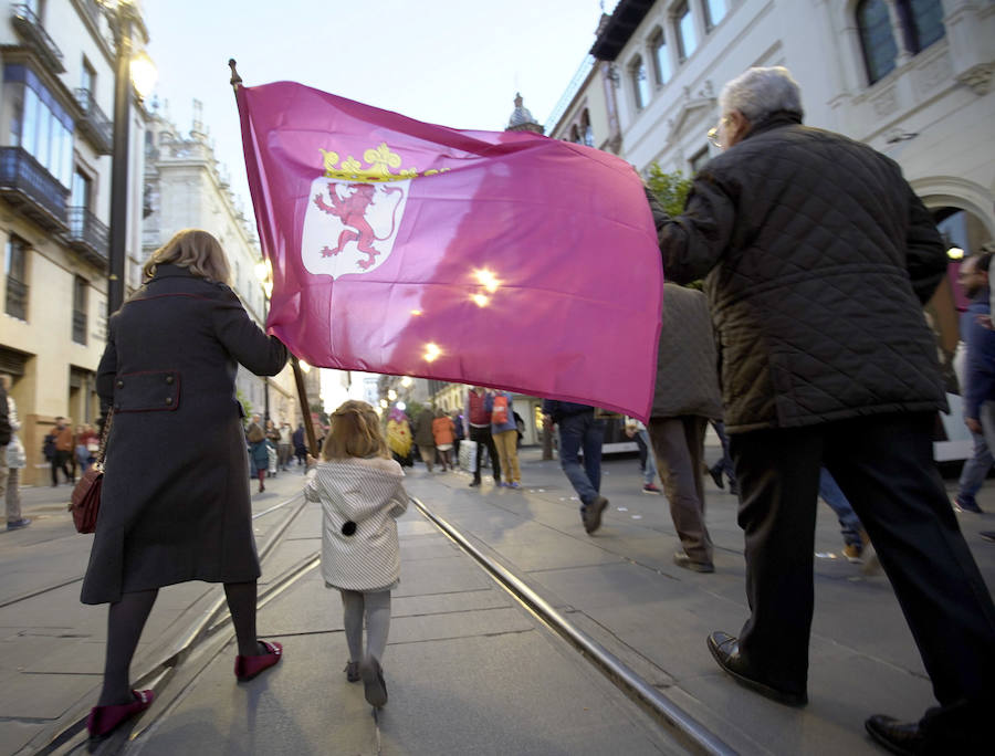 Fotos: Tradicional desfile de Pendones por las calles de Sevilla