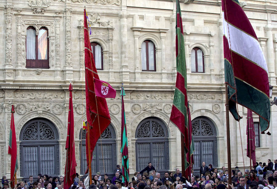 Fotos: Tradicional desfile de Pendones por las calles de Sevilla