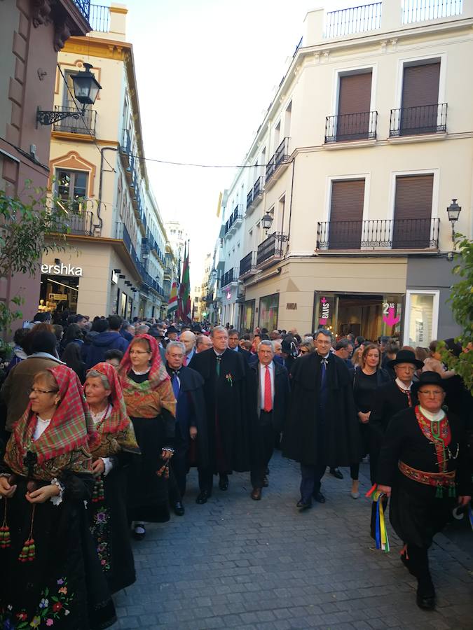 Fotos: Tradicional desfile de Pendones por las calles de Sevilla