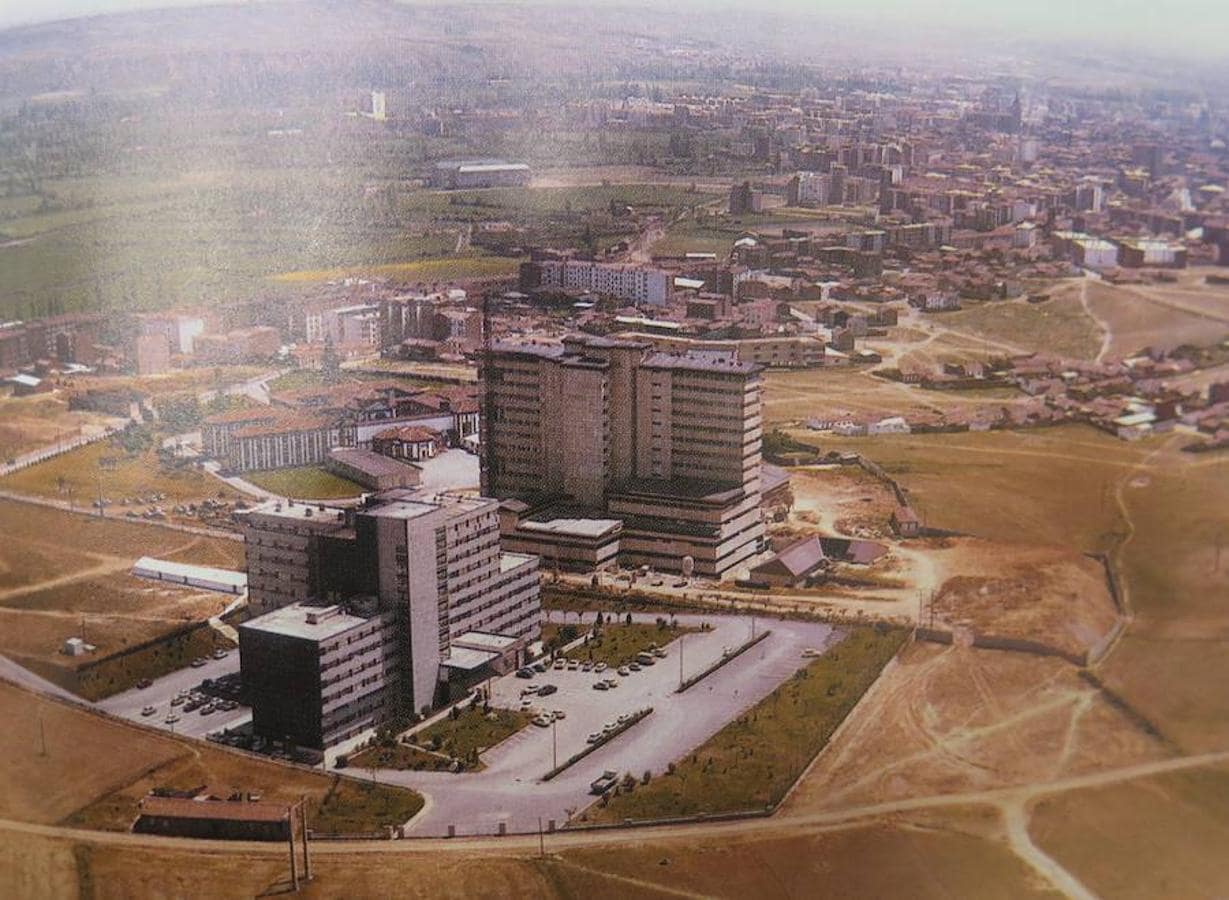 Los dos edificios del Hospital de León, cuando estaban separados por una carretera. 