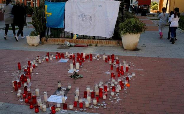 Velas que forman un corazón junto a la bandera de Asturias cerca de la casa del pequeño Julen en Málaga.